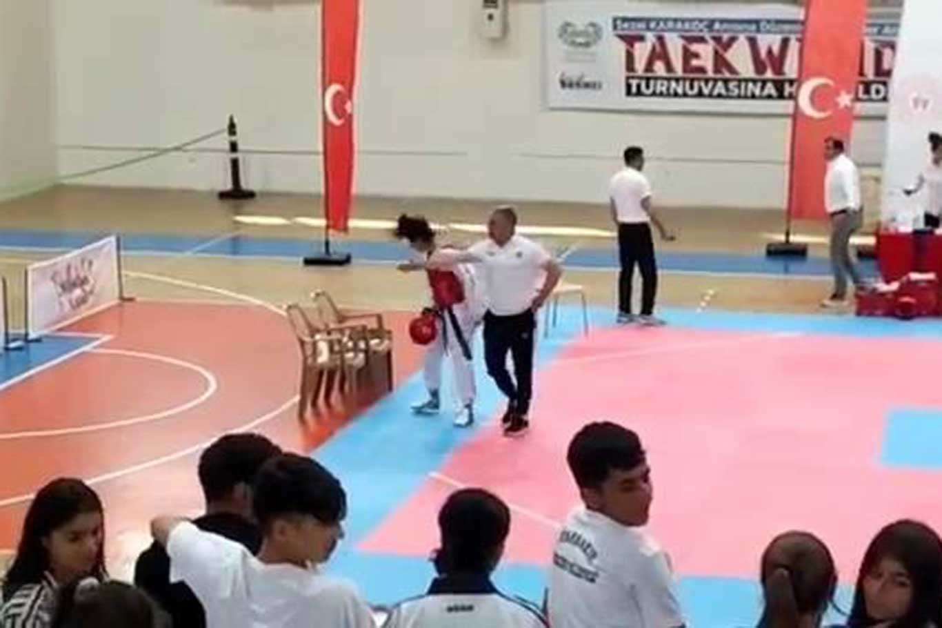 Türkiye Gençler Tekvando Seçmelerinde elenen sporcusunu tokatlayan antrenörün görevine son verildi Türkiye Gençler Tekvando Seçmelerinde elenen sporcusunu tokatlayan antrenörün görevine son verildi
